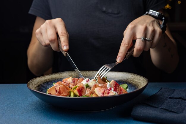 Kucharz przygotowujący danie